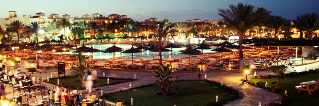 Hotel Dana Beach Resort - Poolanlage abends - Hotels in Hurghada